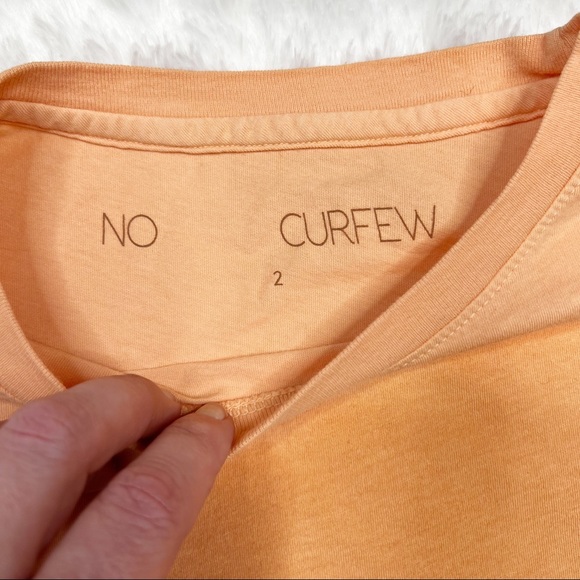 No Curfew New York Skyline Crewneck Graphic Short Sleeve T-Shirt Creamsicle Sz S - Picture 4 of 5